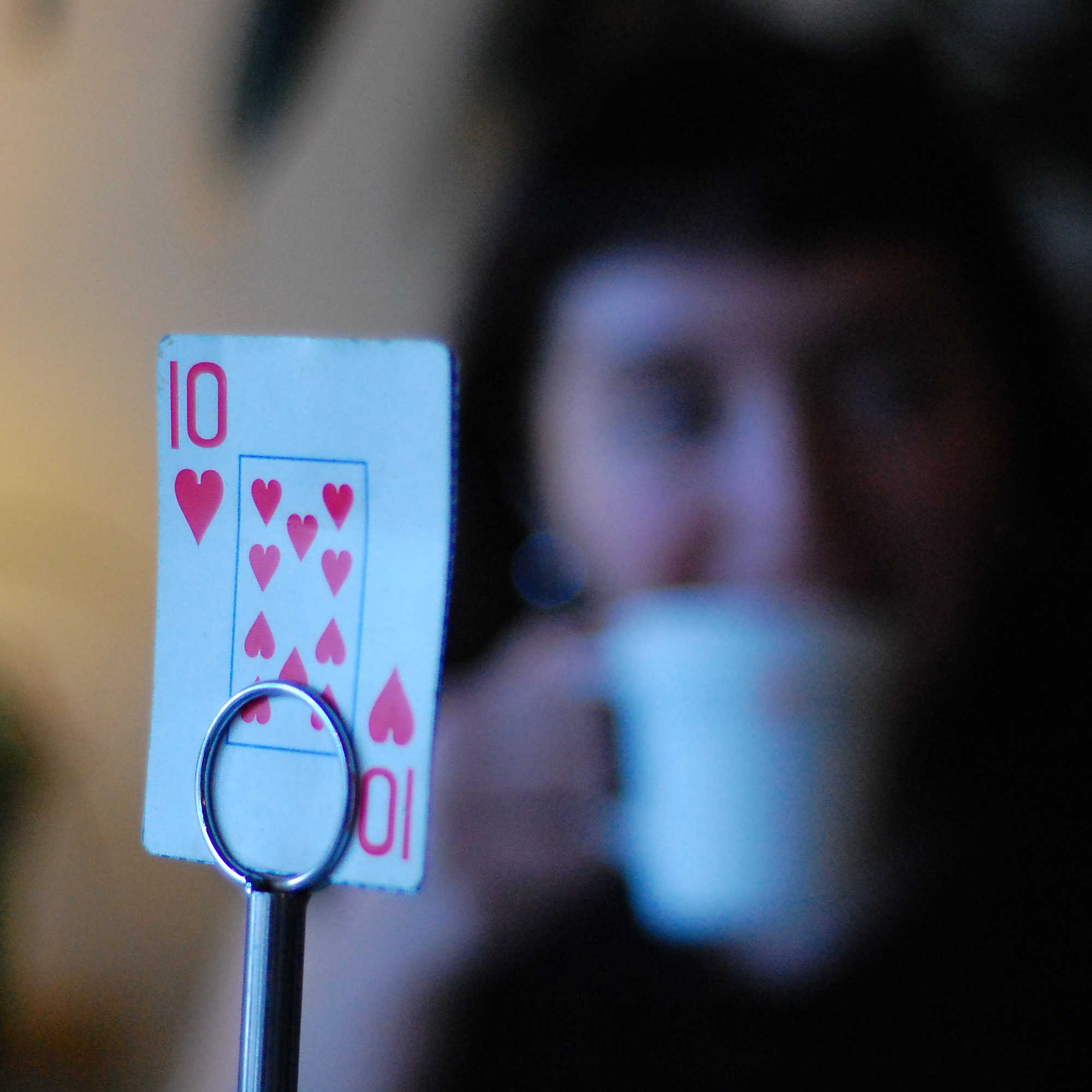 image d'une personne buvant un café avec au premier plan une carte